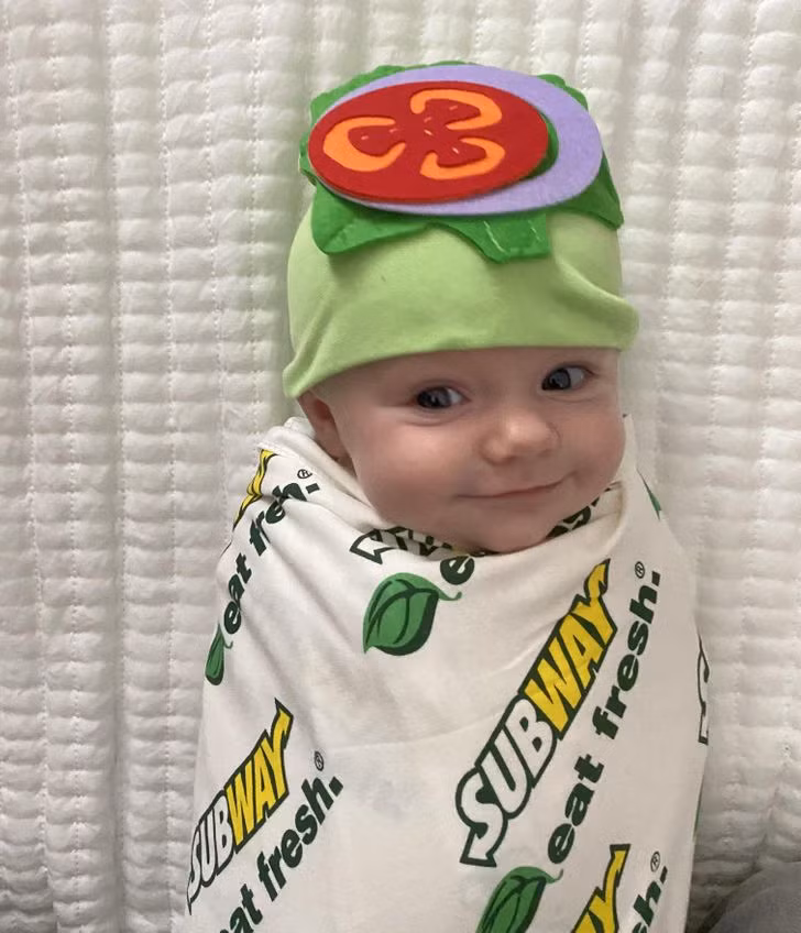 Biểu cảm vô cùng dễ thương của em bé sơ sinh.