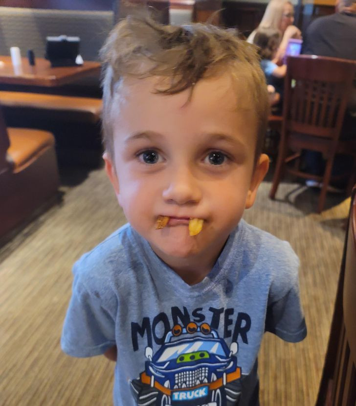 Bé trai dùng hai miếng khoai tây chiên để hóa thân thành "ma cà rồng".