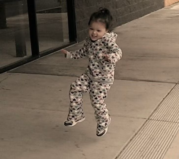 "Con gái tôi trên đường tới cửa hàng thú cưng", người đăng bức hình viết.