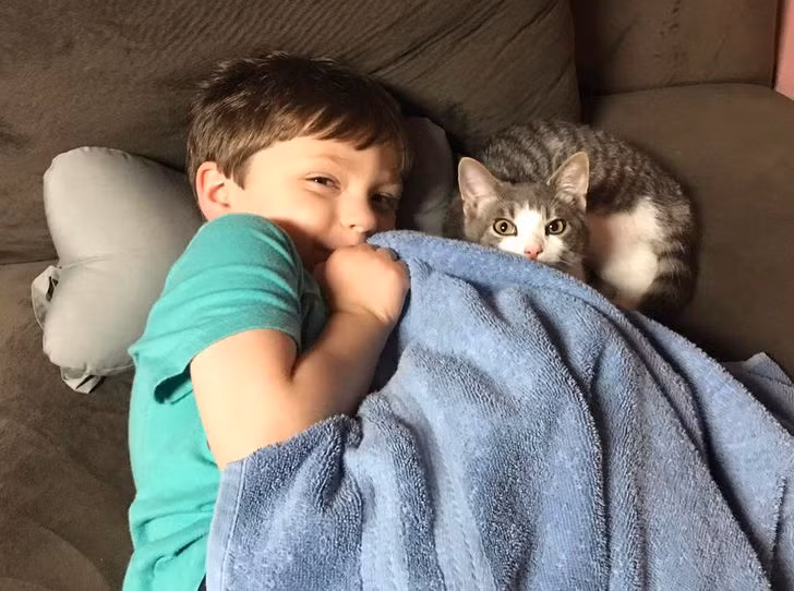 "Nếu phải đi tắm, chúng con cùng đi", người đăng bức ảnh viết.