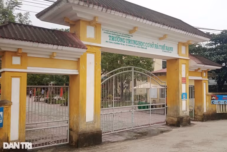 Hue len tieng ve thong tin nu sinh tiem 2 mui vaccine Covid-19 cung luc-Hinh-2