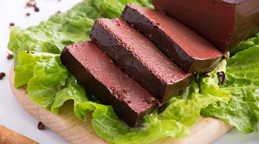 Tuy nhiên khi ăn tiết lợn bạn cần hấp chín chứ không ăn sống. Trong tiết lợn tươi sống có thể chứa nhiều vi khuẩn. 