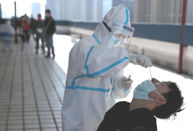 Còn theo một chuyên gia y tế giấu tên tại Bắc Kinh (Trung Quốc), chúng ta không cần phải quá lo ngại về biến chủng Omicron. Chuyên gia này nhấn mạnh rằng các biện pháp phòng ngừa cơ bản như cách ly, đeo khẩu trang và khử trùng vẫn có hiệu quả đối với tất cả các chủng virus. Ảnh: CD.