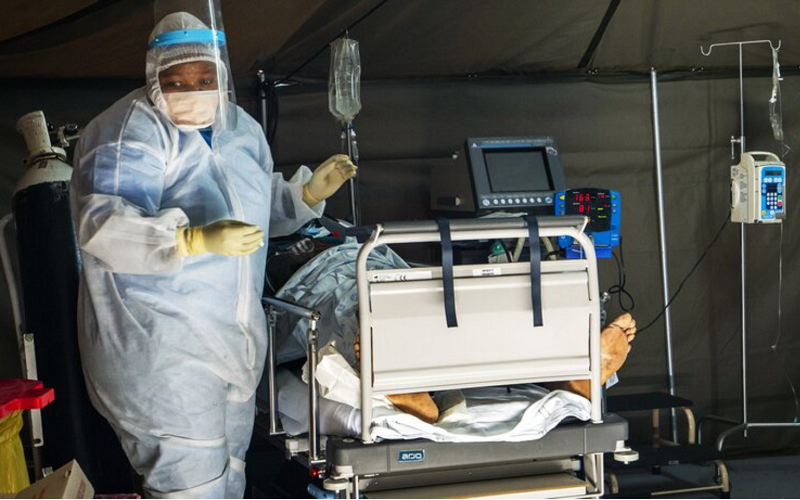 Tác giả báo cáo, bác sĩ Fareed Abdullah, suy đoán tỷ lệ dương tính cao hơn ở những người trẻ tuổi có thể là một dấu hiệu cho thấy vắc xin đang phát huy hiệu quả chống lại Omicron. Ông lưu ý rằng, 57% những người trên 50 tuổi ở Tshwane đã được tiêm vắc xin phòng COVID-19 trong khi tỷ lệ này ở những người dưới 50 tuổi chỉ là 34%. Ảnh: AP.