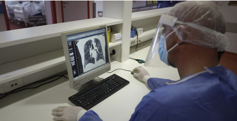 Được biết, hầu hết các bệnh nhân trên ban đầu tới bệnh viện để trị bệnh khác không liên quan tới COVID-19 và chỉ bị phát hiện dương tính với SARS-CoV-2 khi làm các xét nghiệm cần thiết để nhập viện. Ảnh: AP.