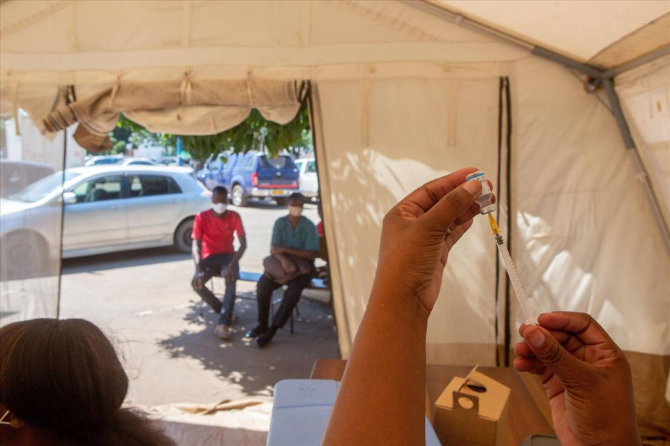 "Dữ liệu về các đột biến và bức tranh dịch tễ ban đầu cho thấy, Omicron có thể né một số miễn dịch của con người, nhưng mức độ bảo vệ của vắc xin nhằm hạn chế nguy cơ bệnh nặng và tử vong không bị ảnh hưởng nhiều", báo cáo của NICD cho hay. Ảnh: Getty.