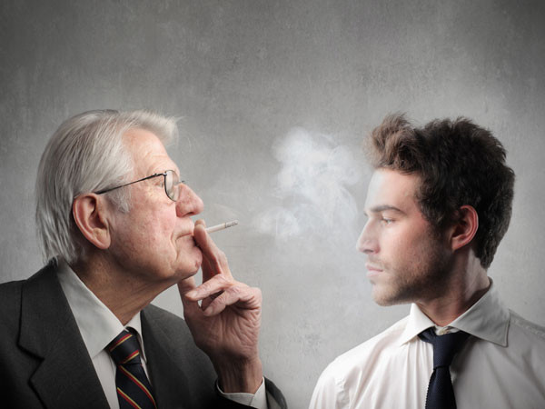 Mỗi năm, gần 40.000 người được chẩn đoán mắc bệnh ung thư phổi, trong đó hầu hết là bệnh nhân trên 60 tuổi và/hoặc những người hút thuốc. Nguyên nhân mắc bệnh có thể là do khói thuốc, bức xạ và các chất như amiăng, hợp chất crom và niken...Ảnh: Boldsky.