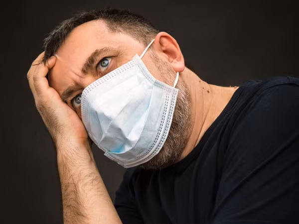 Các triệu chứng phổ biến nhất của ung thư phổi là: Ho không biến mất sau 2 hoặc 3 tuần; ho lâu ngày trở nên tồi tệ hơn; ho ra máu; đau khi thở hoặc ho; khó thở dai dẳng; mệt mỏi dai dẳng hoặc thiếu năng lượng; chán ăn hoặc sụt cân không rõ nguyên nhân...Ảnh: Boldsky.