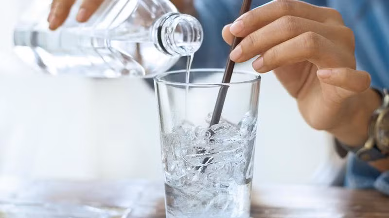 Một số thời điểm uống nước mang lại lợi ích cho sức khỏe: - Sau khi thức dậy vào buổi sáng: Uống một cốc nước vào thời điểm này giúp bù lại lượng nước đã mất sau một đêm ngủ dài.