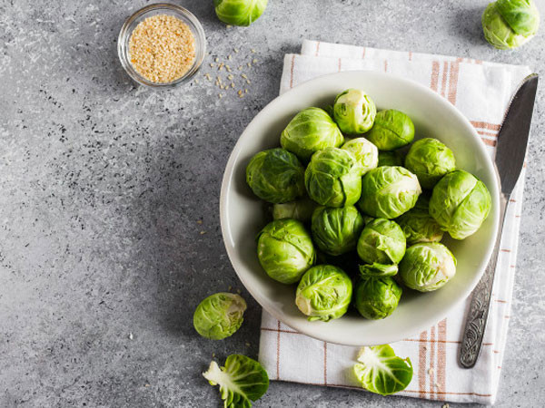 Để làm nước muối dưa, trước tiên, bạn cho nước vào nồi cùng với muối, đường rồi khuấy đều cho hòa tan. Bật bếp nấu cho nước muối sôi lên thì tắt bếp để nguội. Nếu muốn dưa chua nhanh hơn bạn có thể thêm một chút giấm vào cùng nước muối dưa. Bạn cũng có thể sử dụng nước đun sôi để nguội rồi hòa tan cùng với muối, đường để dùng làm nước muối dưa.