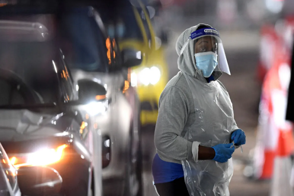 Sự xuất hiện của biến chủng Omicron đang khiến nước Anh lao đao khi số ca mắc COVID-19 tăng ở mức báo động. Chỉ trong vòng 1 ngày, số ca nhiễm Omicron tại nước này tăng hơn 10.000 người. Ảnh: Getty.