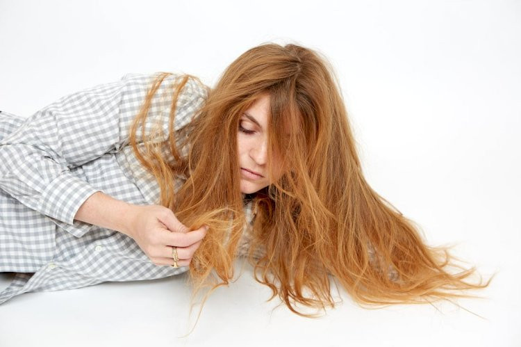 Tóc của bạn có thể nhiều dầu hơn: Khi bạn gội đầu hàng ngày, các tuyến dầu của bạn bắt đầu sản xuất nhiều dầu hơn để bù lại lượng dầu bị mất đi mà dầu gội loại bỏ. Ảnh: HC.