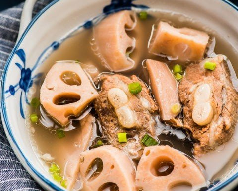 Protein, chất nhầy và chất xơ trong củ sen cũng có thể được kết hợp với cholesterol trong thực phẩm, giống như chất nhầy đó cuốn trôi lượng mỡ thừa trong các thành phần thức ăn, từ đó có tác dụng hạ lipid tốt. Người có bệnh về mỡ máu nên thường xuyên ăn củ sen.