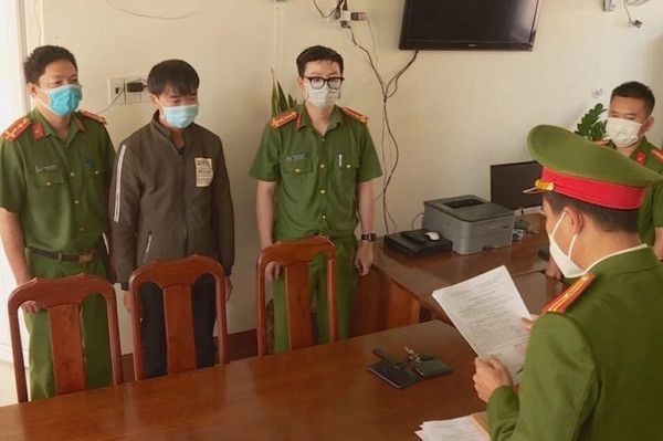 Me “nhi” di lam ho khau cho con, bo lap tuc bi bat