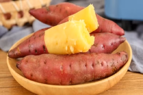 Da đẹp hơn: Như đã nói ở trên, khoai lang tuy là thực phẩm dân dã nhưng cực kỳ giàu dinh dưỡng. Đặc biệt, khoai lang chứa vitamin C, có thể giúp nuôi dưỡng tế bào da và tăng tốc độ trao đổi chát của da. Ngoài ra, vitamin A trong khoai lang có thể kích thích sản xuất các tế bào bạch cầu, giúp duy trì các tế bào nội mô khỏe mạnh và điều chỉnh sự phát triển của tế bào da. 