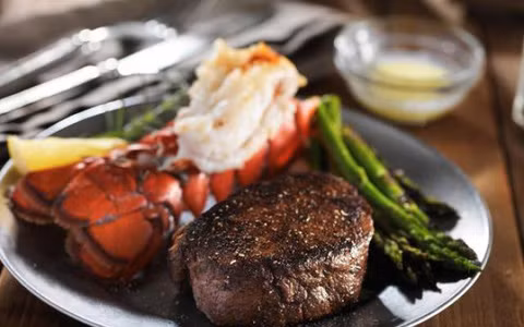 4. Bít tết: Những miếng thịt bít tết chưa chín hẳn, bên trong vẫn còn rỉ máu hoặc tái sẽ chứa nhiều ký sinh trùng.