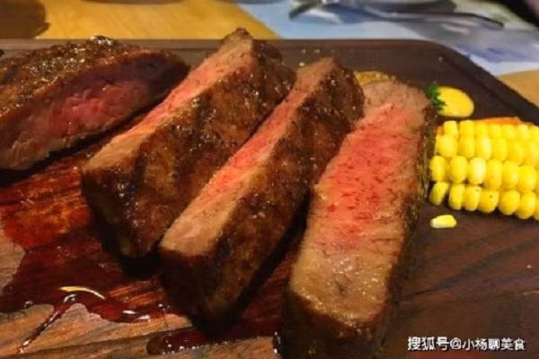 Mặc dù món ăn này rất ngon nhưng bạn cần cẩn thận khi ăn, tốt nhất là nên ăn thịt đã chín hẳn để đảm bảo sức khoẻ.