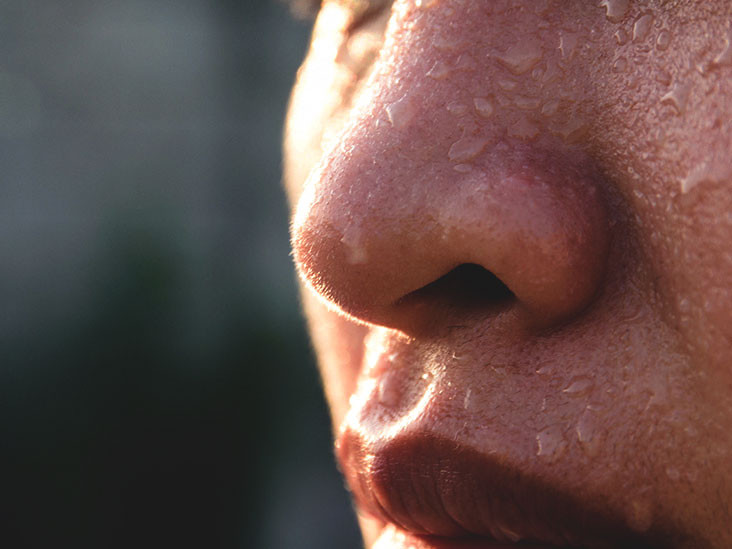 Bạn có thể uống thêm nước tăng lực để tăng chất điện giải giúp kiểm soát hàm lượng natri và kali trong cơ thể, ngăn mồ hôi mặn bất thường. Ảnh: HL.