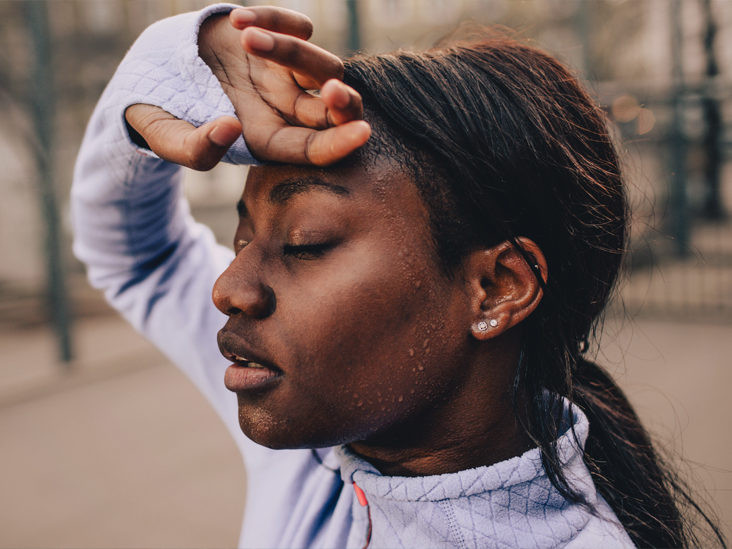 Đôi khi tình trạng này có thể nguy hiểm. Nếu bạn bị đổ mồ hôi và sụt cân, đổ mồ hôi lúc ngủ hoặc cảm thấy tức ngực khi đổ mồ hôi, thì đã đến lúc bạn nên đến gặp bác sĩ để kiểm tra. Ảnh: HL.