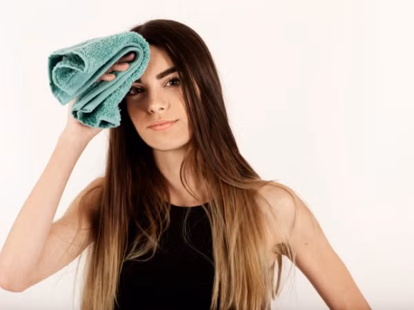 Nguyên nhân hiện tượng này là do nguồn cung cấp máu của cơ thể tăng lên do nhu cầu vận chuyển nhiều oxy và dinh dưỡng hơn cho thai nhi. Uống nhiều nước, tắm rửa sạch sẽ hàng ngày, mặc quần áo rộng rãi và tránh xa thức ăn cay đều là những giải pháp giúp tiết mồ hôi ít hơn. Ảnh: BS.