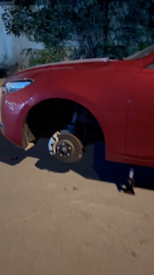 Nhau den dem, nguoi dan ong bat luc goi sua xe va khan-Hinh-3