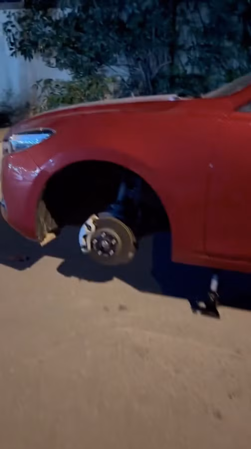 Nhau den dem, nguoi dan ong bat luc goi sua xe va khan-Hinh-3