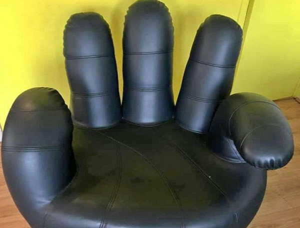 Thêm một món đồ được thiết kế “cực độc”. “Một chiếc ghế hình bàn tay mà tôi từng nhìn thấy”, người đăng bức ảnh viết.