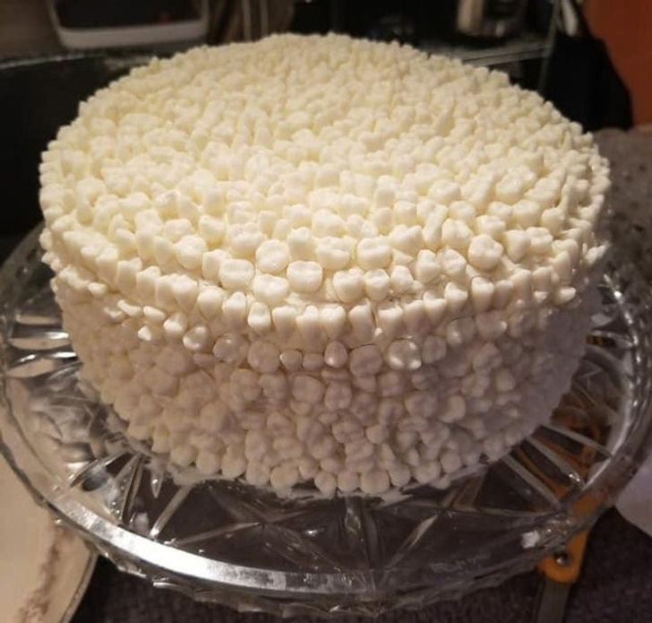 “Đây chỉ là một chiếc bánh phủ sô cô la trắng hình chiếc răng mà thôi”, người đăng bức ảnh viết. (Nguồn ảnh: Bright Side)