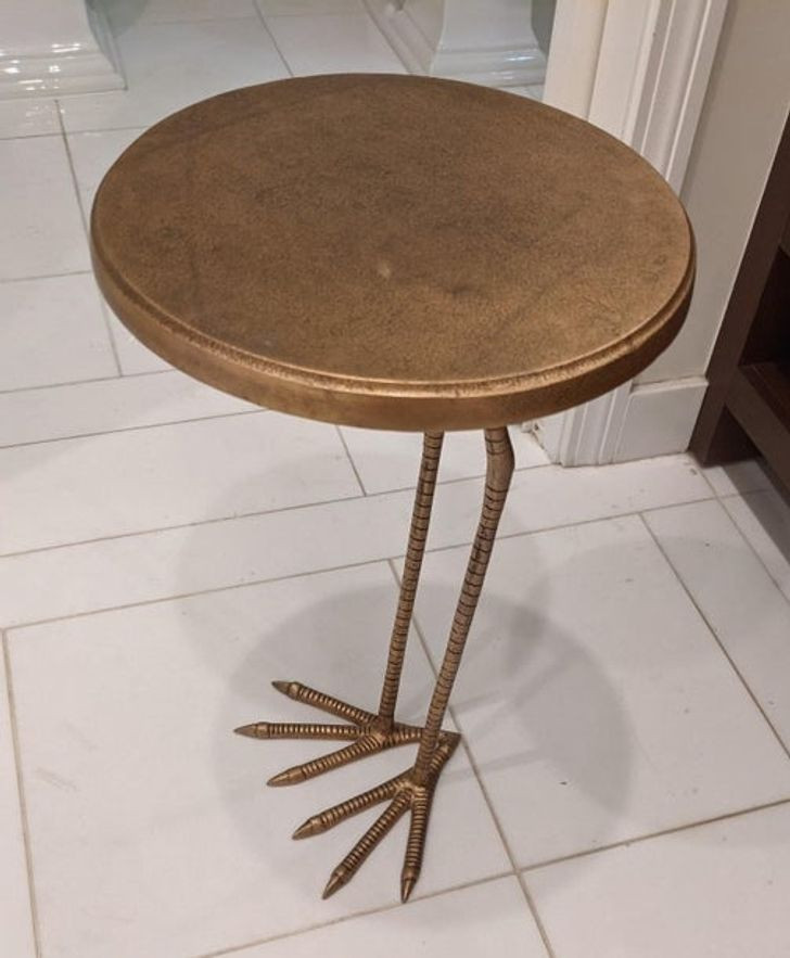 “Chiếc bàn tôi nhìn thấy tại chỗ làm”, người đăng bức ảnh viết.