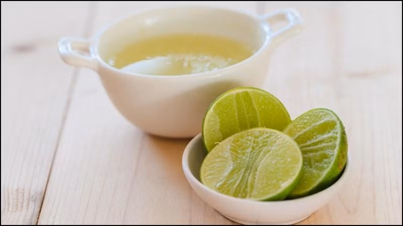 1. Uống quá nhiều nước chanh: Mặc dù nước chanh rất tốt cho sức khỏe nhưng các chị em cũng đừng nên uống quá nhiều. Điều này có thể kích thích chứng ợ nóng, ảnh hưởng không tốt đến sức khỏe.