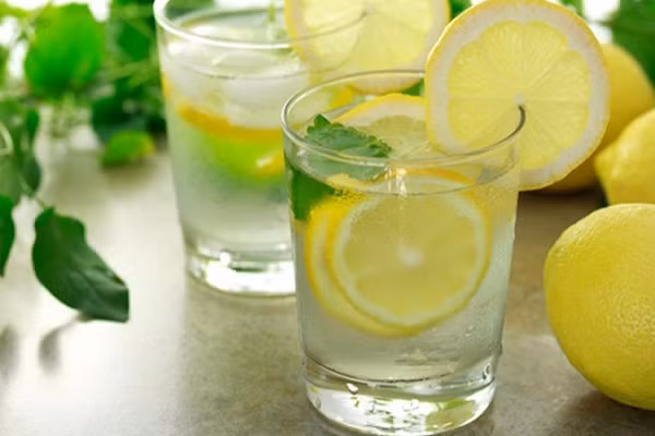 Triệu chứng ợ nóng xảy ra khi cơ vòng thực quản nằm giữa thực quản và dạ dày hoạt động không có hiệu quả. Tốt nhất khi uống, bạn nên pha loãng nước chanh và 1 quả sau khi thái lát nguyên vỏ, có thể pha với 3-4 cốc.