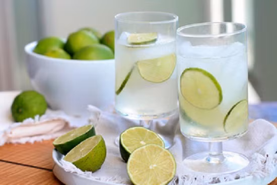 2. Uống nước chanh giảm cân: Nhiều chị em có thói quen uống một cốc nước chanh vào buổi sáng để giúp giảm cân. Sự thật là phương pháp này gây hại cho dạ dày, tạo cảm giác buồn nôn, cồn cào nếu uống lạnh hoặc khi đói bụng.