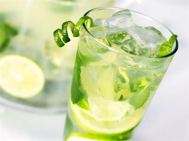 4. Pha nước chanh quá nóng hoặc quá lạnh: Nếu pha với nước quá lạnh khi uống có thể gây sốc cho cơ thể. Ngược lại, nếu pha với nước quá nóng có thể làm các enzym có lợi trong chanh bị phá vỡ, làm mất hiệu quả khi uống. Cách tốt nhất, bạn nên pha chanh với nước ấm vừa đủ. Điều này sẽ có tác dụng giảm mỡ, không ảnh hưởng đến dạ dày.