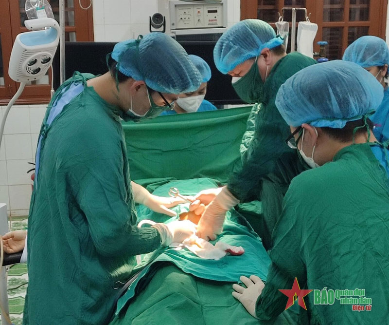 Truc thang dua bac si vuot bien ra dao Bach Long Vy cuu thai phu