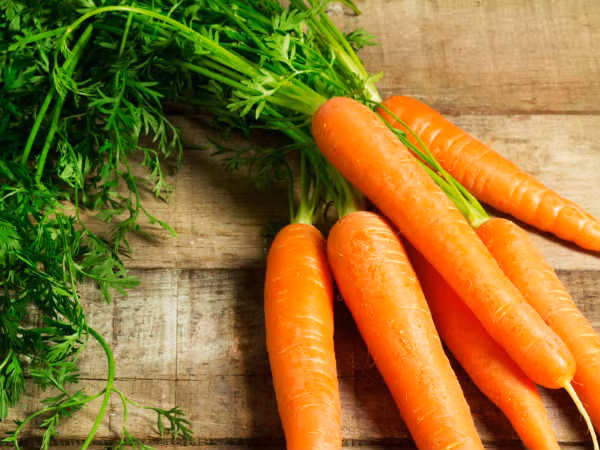 8. Cà rốt: Một nghiên cứu chỉ ra rằng, mặc dù vỏ cà rốt chỉ chiếm 11% tổng trọng lượng quả nhưng nó có thể cung cấp khoảng 54,1% tổng hàm lượng phenol như axit chlorogenic và axit dicaffeoylquinic.