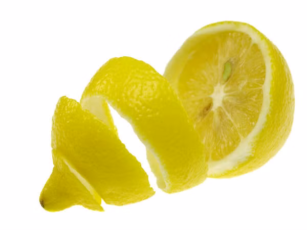 3. Chanh: Vỏ chanh giàu vitamin C và flavonoid được biết đến là những chất có hoạt tính chống oxy hóa và chống viêm cao. Các hợp chất này có thể giúp giảm viêm và rối loạn chức năng tế bào, đồng thời thay đổi chức năng của tế bào liên quan đến béo phì.