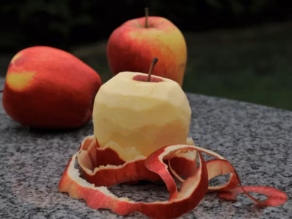 2. Táo: Một nghiên cứu cho biết, vỏ táo chứa các hợp chất chống oxy hóa như catechin, axit chlorogenic, procyanidin, epicatechin và quercetin với hàm lượng cao hơn so với phần thịt táo. Ngoài ra, các hợp chất phenolic trong vỏ táo nhiều hơn khoảng 2 đến 6 lần so với phần thịt táo. Táo có thể giúp ngăn ngừa một loạt các bệnh mãn tính và viêm nhiễm khi ăn cả vỏ.