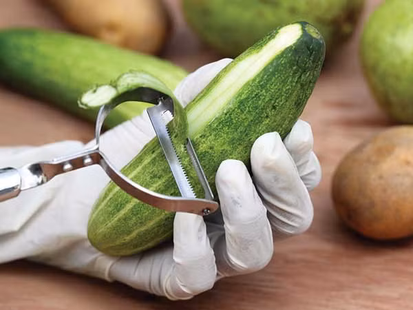 7. Dưa chuột: Vỏ dưa chuột siêu bổ dưỡng, giàu chất xơ và khoáng chất như kali, magie, silica - những thành phần quan trọng cho sức khỏe của cơ, xương, mắt và da. Đây là lý do tại sao người ta khuyên ăn cả vỏ dưa chuột.