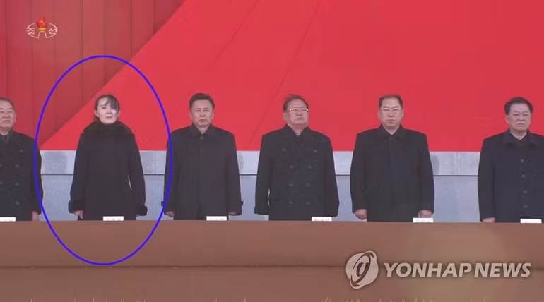 Ông Kim Jong-un xuất hiện với ngoại hình gầy đi rõ rệt - Hình 2 Ong Kim Jong-un xuat hien voi ngoai hinh gay di ro ret-Hinh-2