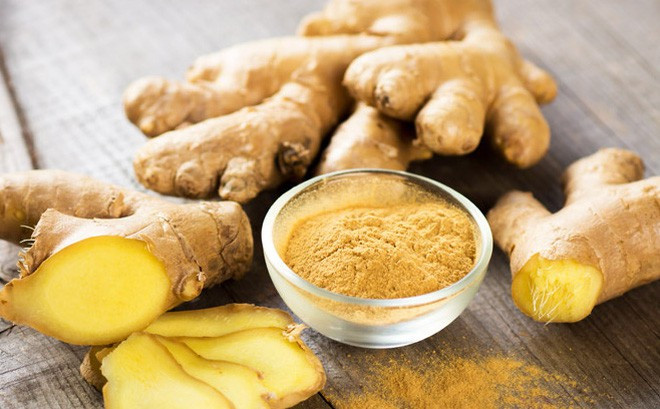 Cho các lát gừng vào thau giấm trắng đã đun sôi, gói kín rồi đặt vào tủ lạnh, để ba ngày là dùng được.