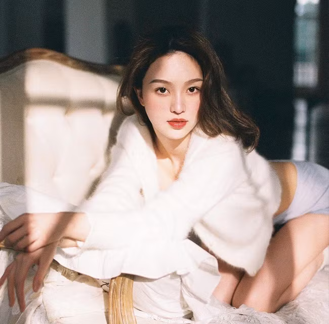 Crissie Lee nhận được nhiều lời khen nhờ gu thời trang táo bạo, phá cách.