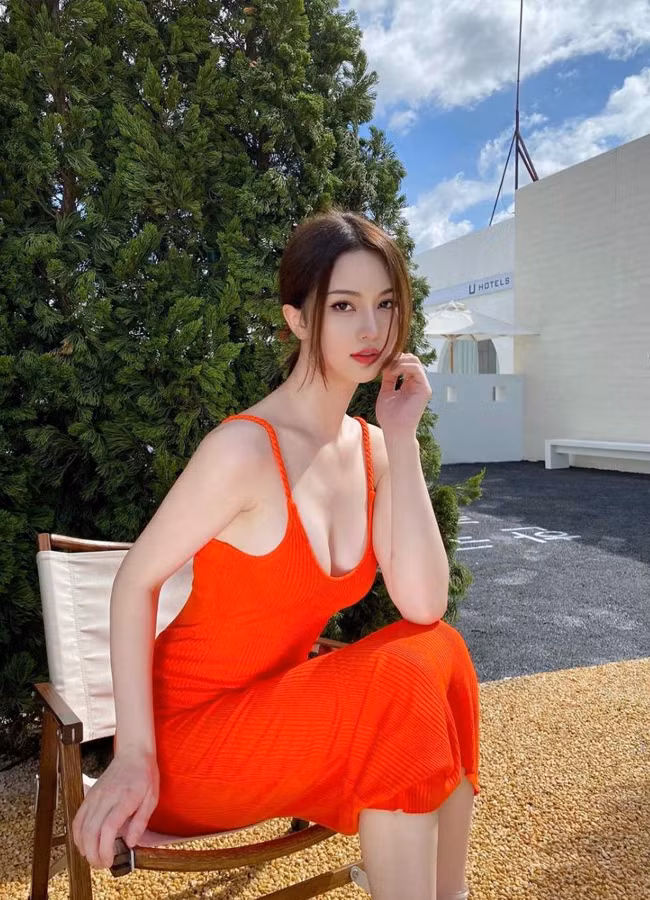 Váy bodycon ôm sát cơ thể cũng được cô tận dụng triệt để.