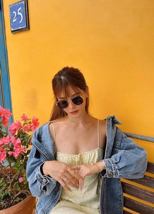 Sau này, cô còn nổi tiếng với vai trò là một người mẫu, ca sĩ.