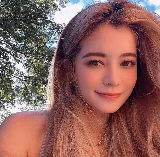 Ở ngoài đời, người đẹp có gu thời trang gợi cảm và cực kì được lòng fan vì hiếm khi diện trang phục "kiệm vải".