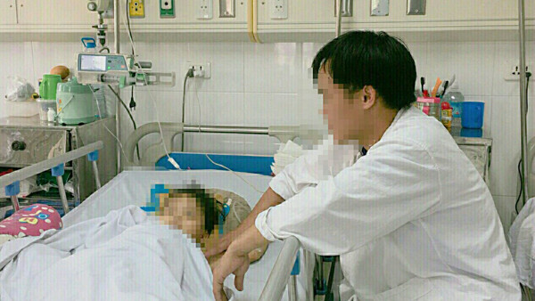 Be gai 4 tuoi bi keo le tren duong gay loc da va dap bo phan sinh duc