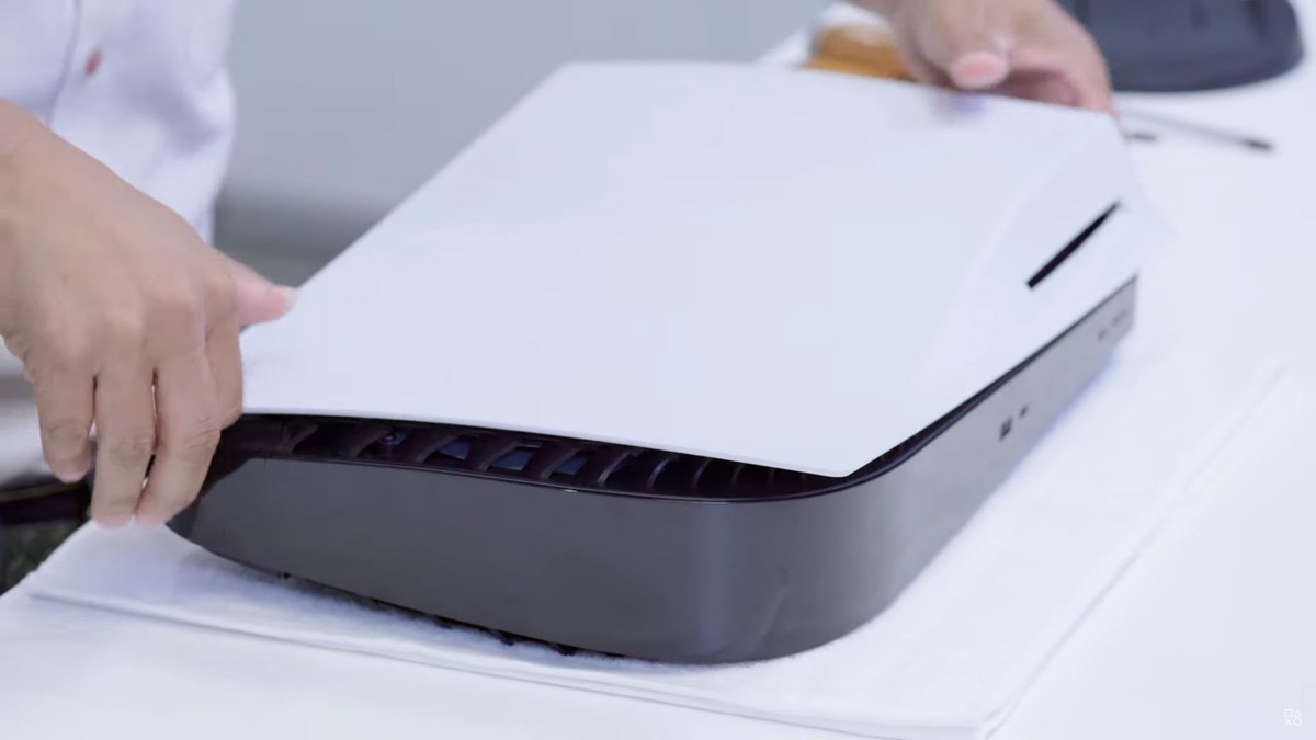 Tuy nhiên, phần kỹ thuật không phải là tất cả những gì fan quan tâm, mà hình dáng siêu to khổng lồ của PS5 lại trở thành chủ đề "chế ảnh" hài hước của dân mạng.