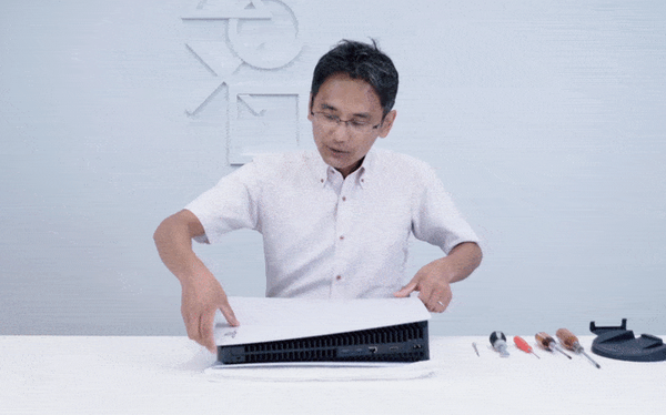 Về thiết kế, hai cánh màu trắng ở hai bên chiếc console có thể dễ dàng tháo rời như PC, PS5 còn được sử dụng kim loại lỏng để tăng hiệu suất tản nhiệt và giúp quạt làm mát chính không quá ồn. Các video chơi thử PS5 cho thấy chiếc console này hoạt động khá yên tĩnh và mát mẻ.