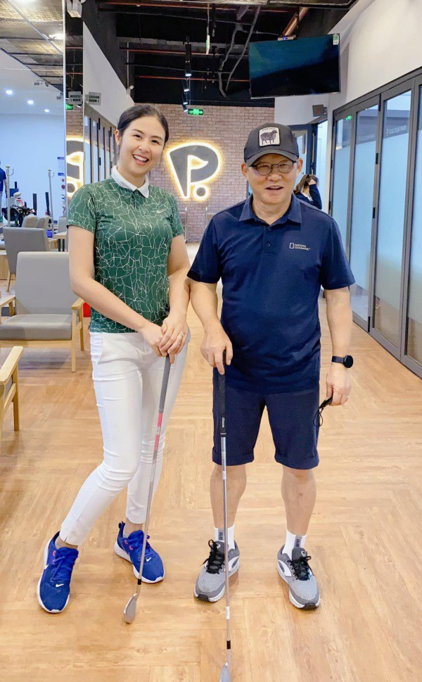 Nàng Hậu có niềm đam mê với tà áo dài truyền thống này rất chăm chỉ tập golf mỗi khi rảnh rỗi.