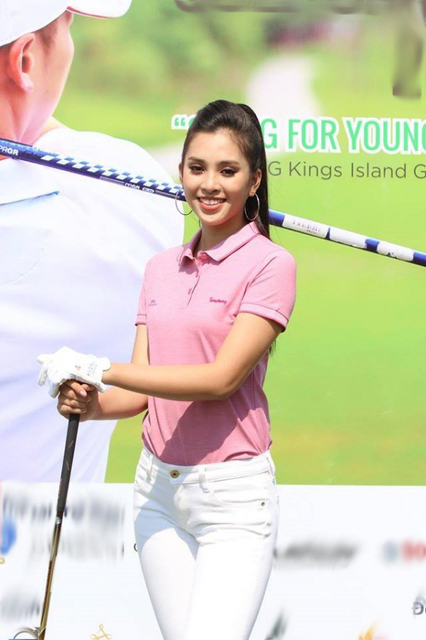 Hoa hậu Trần Tiểu Vy cũng không ít lần xuất hiện trên sân golf chuyên nghiệp.