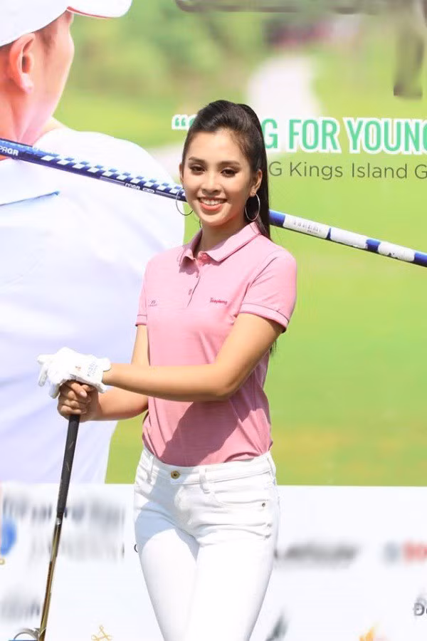 Hoa hậu Trần Tiểu Vy cũng không ít lần xuất hiện trên sân golf chuyên nghiệp.